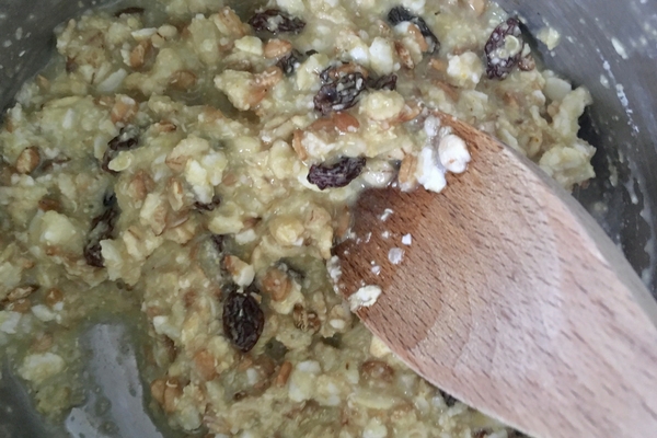 Mix the sultanas into the soaked porridge grains